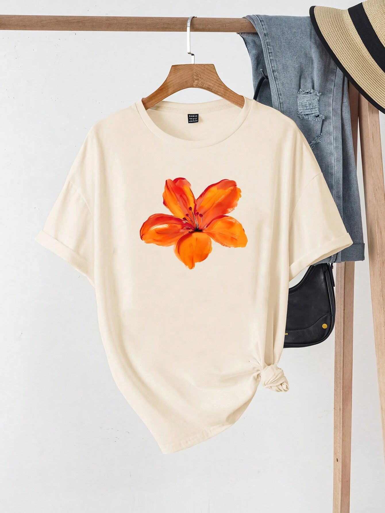Nicola – Plus Size Women's T-shirt with Simple Pattern
