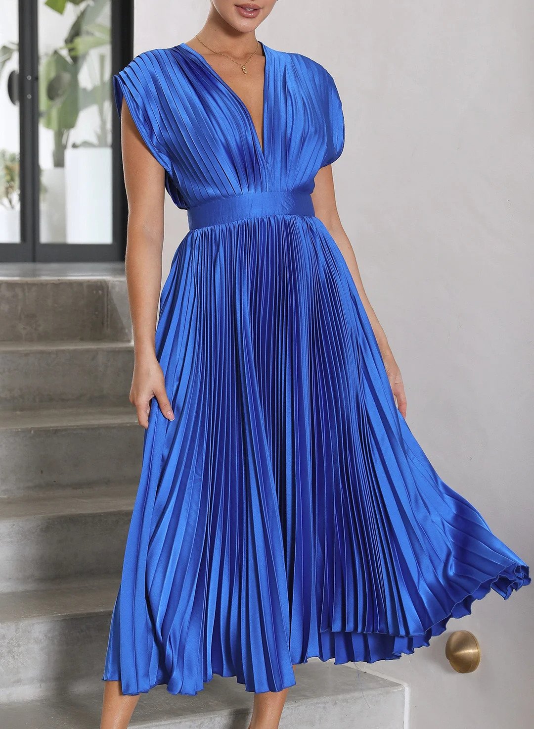 Kelly – Pleated Dress with V-Neck